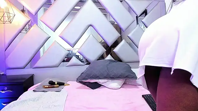 Lorenn Hill online show from 26, 9, 2025