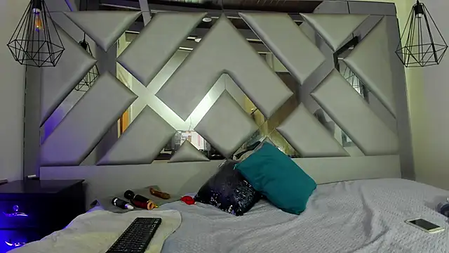 Lorenn Hill online show from 4, 12, 2025