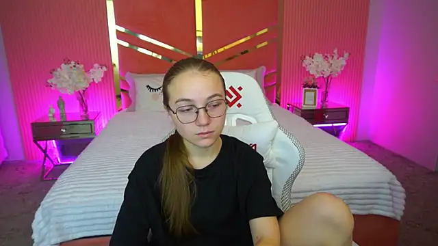 Snapshot of ArrinaWairr chatting on 8, 10, 2025 ArrinaWairr online show from 8, 10, 2025