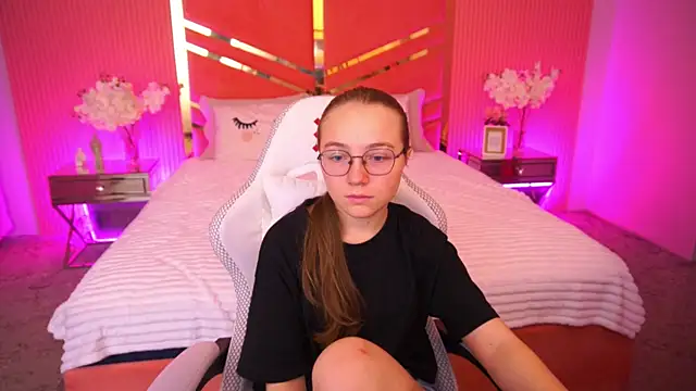 Snapshot of ArrinaWairr chatting on 9, 10, 2025 ArrinaWairr online show from 9, 10, 2025