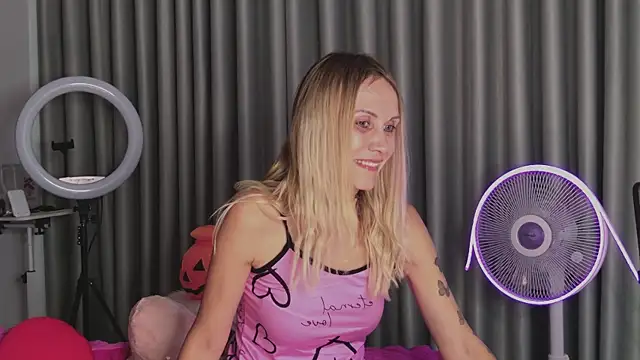 Snapshot of goddess_kate__ chatting on 28, 10, 2025 goddess kate   online show from 28, 10, 2025