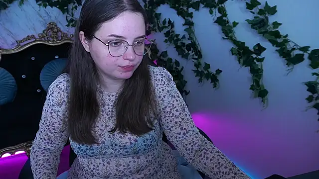 Snapshot of SophieDreamss chatting on 8, 10, 2025 SophieDreamss online show from 8, 10, 2025