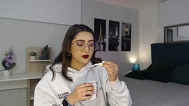 Snapshot of madame_lottie chatting on 18, 9, 2025 madame lottie online show from 18, 9, 2025