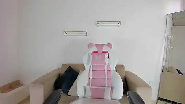 april smiith online show from 22, 10, 2025