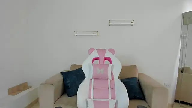 april smiith online show from 6, 11, 2025