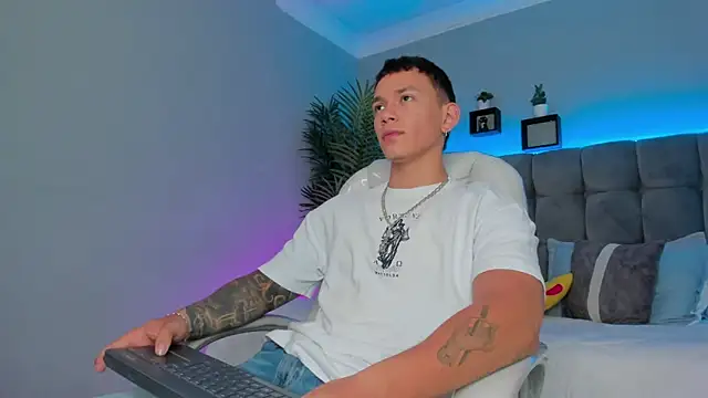 Snapshot of Thomas_moon chatting on 17, 5, 2026 Thomas moon online show from 17, 5, 2026
