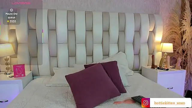 Snapshot of Viollet_xoxo chatting on 4, 2, 2026 Viollet xoxo online show from 4, 2, 2026