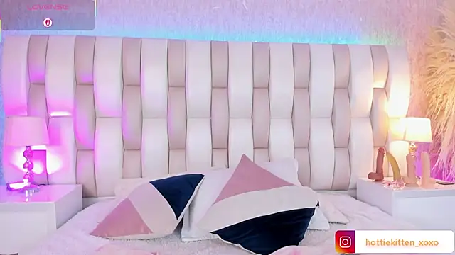 Snapshot of Viollet_xoxo chatting on 28, 2, 2026 Viollet xoxo online show from 28, 2, 2026