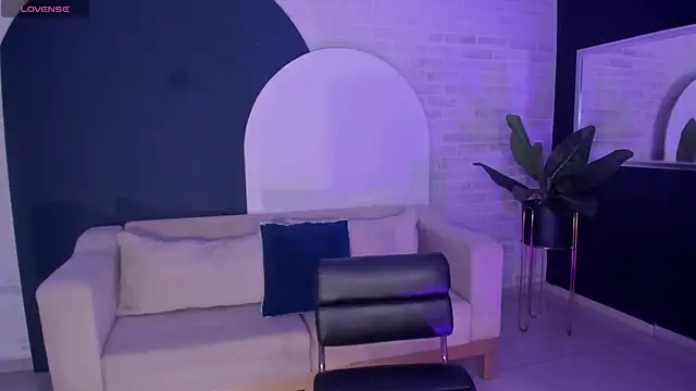 MiaLaurence online show from 13, 3, 2026