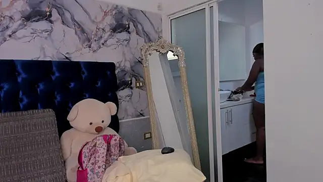 TANISHA HILL online show from 26, 11, 2025