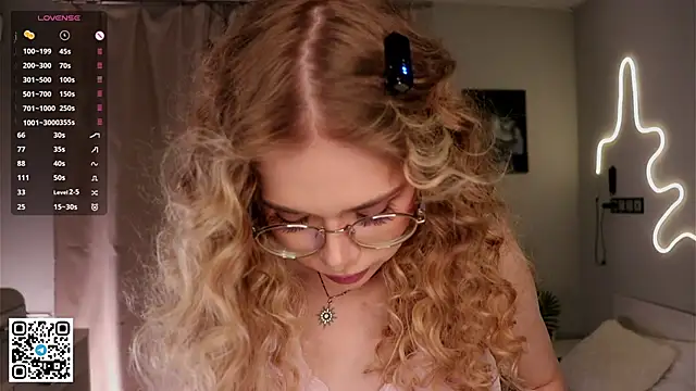 Snapshot of BeatrixCharton chatting on 8, 10, 2025 BeatrixCharton online show from 8, 10, 2025