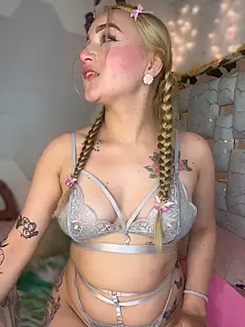 Snapshot of Sara_Sophia420 chatting on 10, 5, 2026 Sara Sophia420 online show from 10, 5, 2026