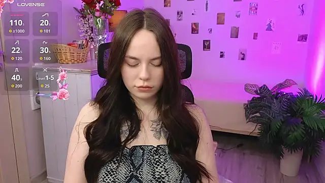 Alice Moondark online show from 3, 2, 2026