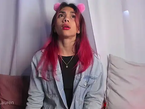 Snapshot of Laurenn_2 chatting on 14, 10, 2025 Laurenn 2 online show from 14, 10, 2025