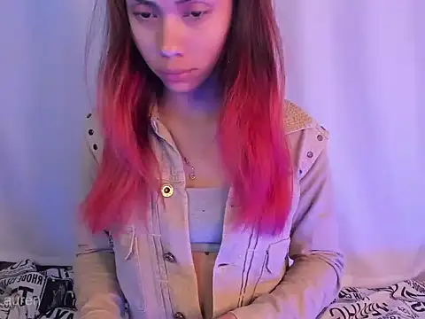 Snapshot of Laurenn_2 chatting on 17, 11, 2025 Laurenn 2 online show from 17, 11, 2025