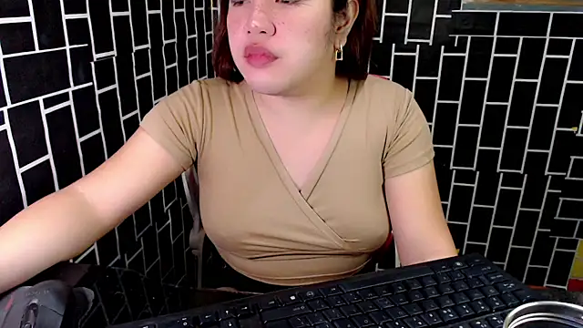 Snapshot of xUrDreamSlutWhore chatting on 15, 9, 2025 xUrDreamSlutWhore online show from 15, 9, 2025