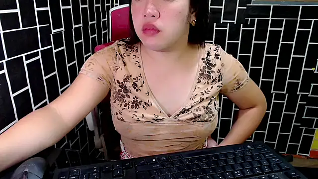 Snapshot of xUrDreamSlutWhore chatting on 22, 9, 2025 xUrDreamSlutWhore online show from 22, 9, 2025