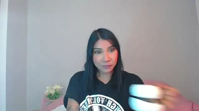 Snapshot of Laura-angeel chatting on 8, 9, 2025 Laura-angeel online show from 8, 9, 2025