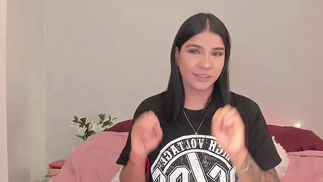 Snapshot of Laura-angeel chatting on 30, 10, 2025 Laura-angeel online show from 30, 10, 2025