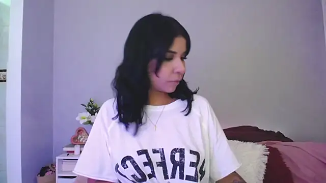 Snapshot of Laura-angeel chatting on 18, 11, 2025 Laura-angeel online show from 18, 11, 2025