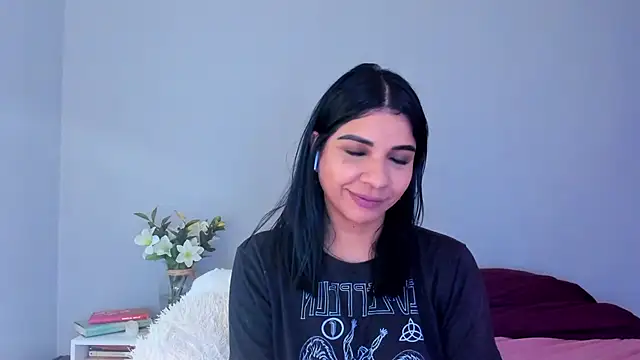 Snapshot of Laura-angeel chatting on 29, 11, 2025 Laura-angeel online show from 29, 11, 2025