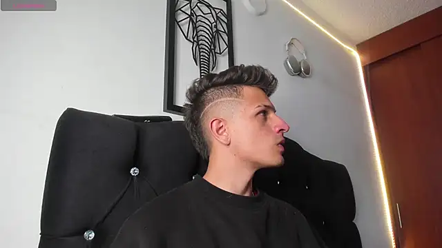 Snapshot of kevin_ahss chatting on 20, 11, 2025 kevin ahss online show from 20, 11, 2025