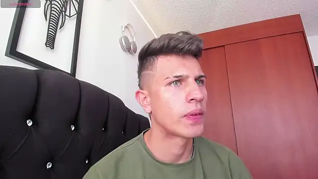 Snapshot of kevin_ahss chatting on 22, 11, 2025 kevin ahss online show from 22, 11, 2025