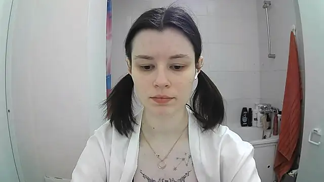 Snapshot of EdlinEngelby chatting on 1, 10, 2025 EdlinEngelby online show from 1, 10, 2025