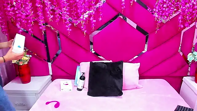 Nanis James online show from 14, 12, 2025