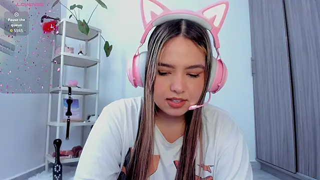 Snapshot of Alana_Banana_ chatting on 2, 10, 2025 Alana Banana online show from 2, 10, 2025