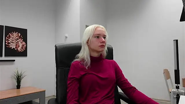 Snapshot of Laura_Chaplin chatting on 20, 9, 2025 Laura Chaplin online show from 20, 9, 2025