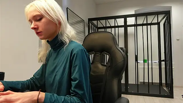 Snapshot of Laura_Chaplin chatting on 27, 9, 2025 Laura Chaplin online show from 27, 9, 2025