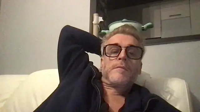 Axl hot online show from 10, 2, 2026