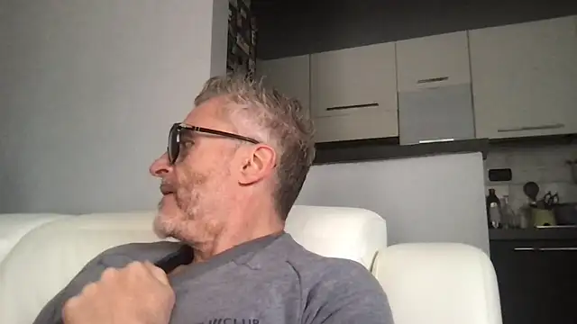 Snapshot of Axl_hot chatting on 16, 5, 2026 Axl hot online show from 16, 5, 2026