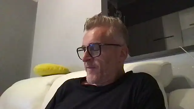 Snapshot of Axl_hot chatting on 10, 6, 2026 Axl hot online show from 10, 6, 2026