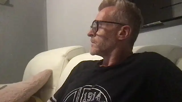 Snapshot of Axl_hot chatting on 25, 6, 2026 Axl hot online show from 25, 6, 2026