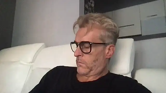 Snapshot of Axl_hot chatting on 3, 8, 2026 Axl hot online show from 3, 8, 2026