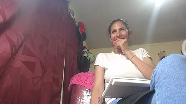 Snapshot of gattycahot chatting on 1, 10, 2025 gattycahot online show from 1, 10, 2025