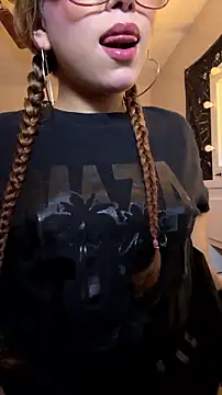 Snapshot of ZeziGamingg chatting on 8, 7, 2026 ZeziGamingg online show from 8, 7, 2026