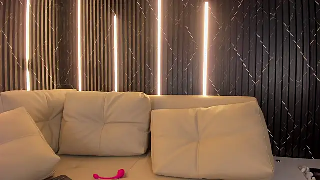 VioletRose as online show from 6, 4, 2026