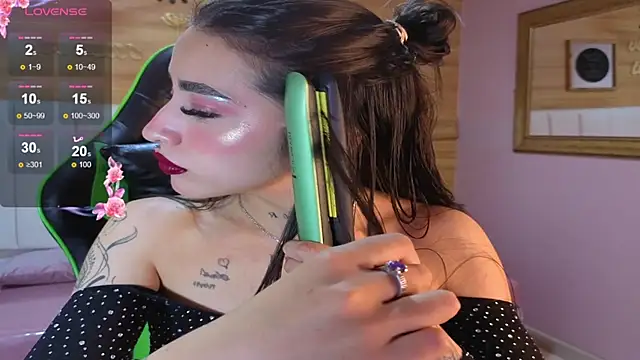 Abril Velvet a  online show from 24, 11, 2025