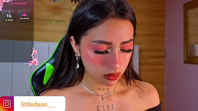 Snapshot of Abril_Velvet_a_ chatting on 20, 12, 2025 Abril Velvet a online show from 20, 12, 2025