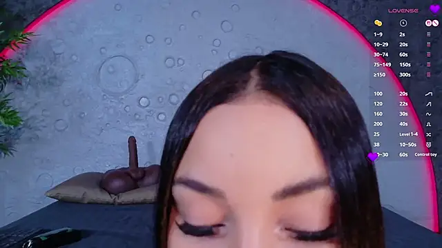 ReinaChloe online show from 17, 4, 2026