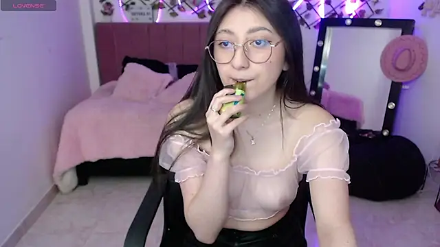 Snapshot of lia_montserrat chatting on 28, 9, 2025 lia montserrat online show from 28, 9, 2025