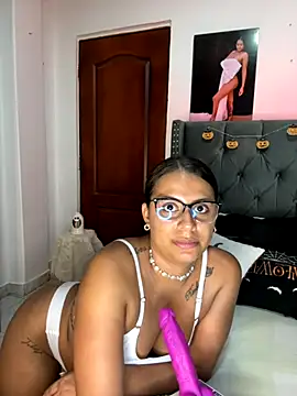 Snapshot of ema_zoe chatting on 22, 10, 2025 ema zoe online show from 22, 10, 2025