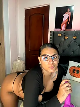 Snapshot of ema_zoe chatting on 24, 10, 2025 ema zoe online show from 24, 10, 2025