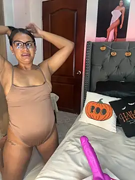 Snapshot of ema_zoe chatting on 28, 10, 2025 ema zoe online show from 28, 10, 2025