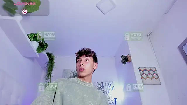 Snapshot of Twinkie_Hung chatting on 19, 11, 2025 Twinkie Hung online show from 19, 11, 2025