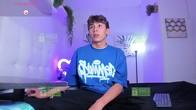 Snapshot of Twinkie_Hung chatting on 20, 11, 2025 Twinkie Hung online show from 20, 11, 2025