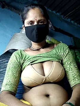 Snapshot of Hot-ilaiy chatting on 5, 10, 2025 Hot-ilaiy online show from 5, 10, 2025
